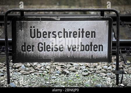 Vieux panneau de métal sur une ligne de chemin de fer en Allemagne Banque D'Images