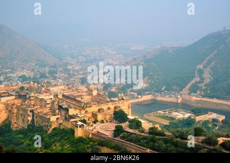 Voir d'Amer Fort Amber et lac Faleolo, Rajasthan, Inde Banque D'Images