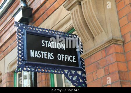 Panneau du bureau de Masters de la gare d'époque. Banque D'Images