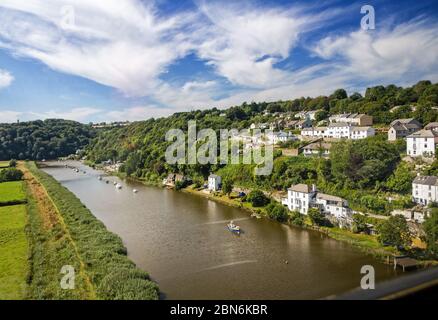 La rivière Tamar vue depuis le point de vue du viaduc de chemin de fer. La rivière forme la frontière entre Devon et Cornwall. Banque D'Images