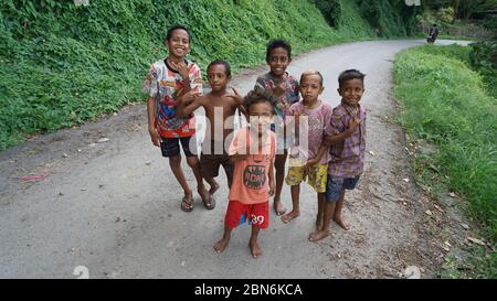 Accueil des enfants dans une rue à Dili, Timor oriental Banque D'Images