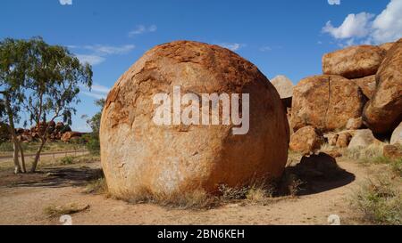 Devil's Marbles, dans l'Outback australien, un lieu sacré pour les aborigènes, un grand rocher rond en marbre Banque D'Images