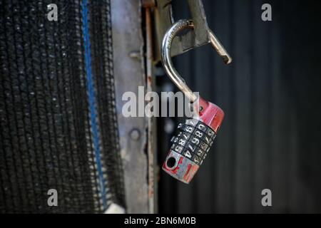 Image de faible profondeur de champ (mise au point sélective) avec un ancien cadenas de chiffrement ouvert. Banque D'Images