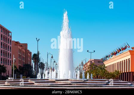 Marrakech ou Marrakech, rue moderne, partie de la ville avec grande fontaine, Maroc Banque D'Images