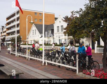 Parking à vélos dans le centre de Westerland Sylt, dans le Schleswig-Holstein Allemagne, un moyen de transport populaire pour les touristes sur l'île plate Banque D'Images