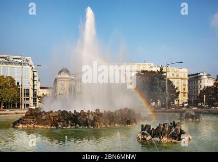 Hochstrahlbrunnen - haut jet fontaine sur Schwarzenbergplatz square à Vienne. L'Autriche Banque D'Images