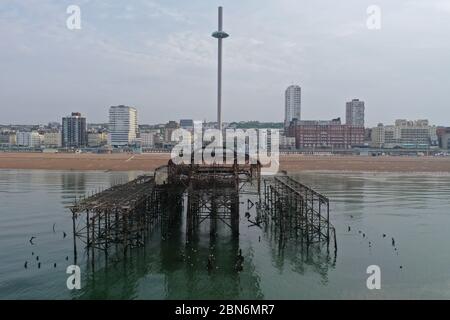 Vue aérienne sur la jetée ouest de Brighton et l'i360 Banque D'Images