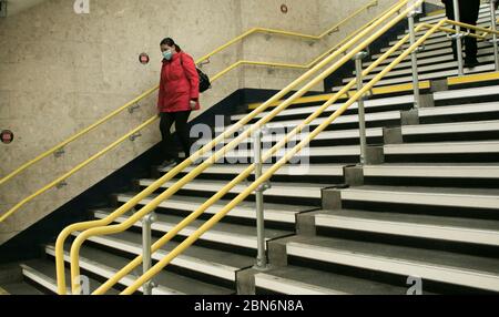 WIMBLEDON LONDRES, 13 mai 2020. ROYAUME-UNI. Un lieu de transport dans une station de Wimbledon presque vide pendant ce qui serait normalement considéré comme une heure de pointe à 8 heures. Le gouvernement a annoncé une série de mesures visant à atténuer lentement le verrouillage, qui ont été introduites pour lutter contre la propagation de la souche COVID-19 du coronavirus. Crédit : amer ghazzal/Alay Live News Banque D'Images