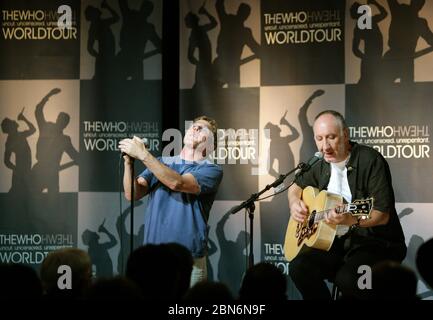 Les membres du groupe rock 'The Who', Roger Daltrey (l) et Pete Townshend, donnent un court concert à Berlin le jeudi 13 juillet 2006 au Fritz-Club de Postbahnhof. Ils ont annoncé une tournée mondiale qui commence le 12 septembre 2006 à Philadelphie (États-Unis) et les conduit à travers l'Amérique du Sud, le Japon, l'Australie et l'Europe. Un nouvel album devrait sortir le 23 octobre 2006. Photo: Jens Kalaene dpa/lbn (c) dpa - Rapport | utilisation dans le monde entier Banque D'Images