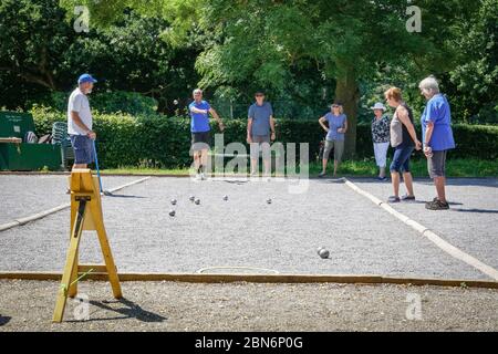 Personnes à Upton Country Park Poole, Dorset, Angleterre, jouant le jeu de pétanque (boule) Banque D'Images