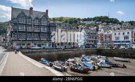 Port intérieur de Dartmouth à marée basse entouré de vieux bâtiments attrayants, Devon, Angleterre, Royaume-Uni Banque D'Images