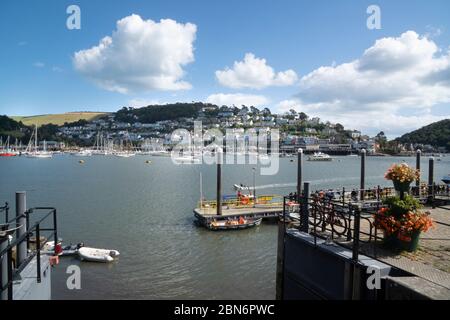 Vue de Dartmouth en regardant de l'autre côté de la rivière Dart vers Kingswear, South Hams, Devon, Angleterre, Royaume-Uni Banque D'Images