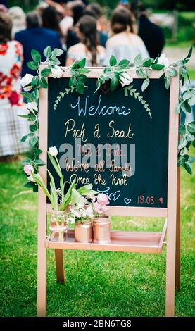 Panneau noir en bois boho rustique Royaume-Uni Angleterre cérémonie de mariage en plein air Banque D'Images