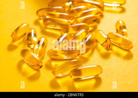 Gros plan sur le tas de capsules jaunes Omega-3 Banque D'Images