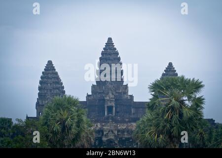 Angkor Wat est un complexe de temples au Cambodge et est le plus grand monument religieux au monde Banque D'Images