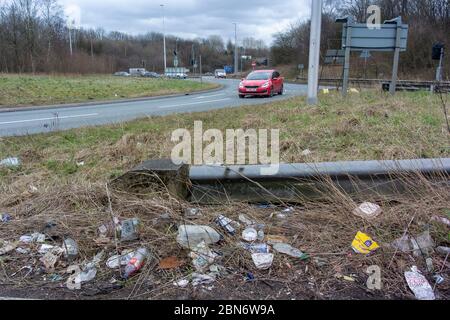 Déchets sur une route, jetés hors des voitures. Wigan, Lancashire, Royaume-Uni. Banque D'Images