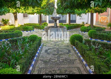 Cordoba, Espagne - 7 décembre 2018 : cour du musée des Beaux-Arts de Cordoba, Espagne. Ancien hôpital de la Charité Banque D'Images