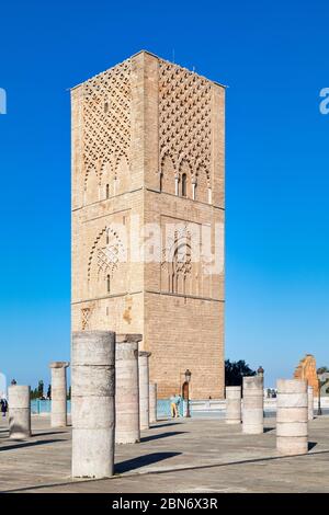 La Tour Hassan ou Tour Hassan est le minaret d'une mosquée incomplète à Rabat, au Maroc. Banque D'Images