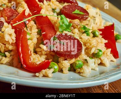 Poulet et jambalaya chorizo, recette de riz d'inspiration cajun avec saucisse espagnole épicée, poivrons doux et tomates. Banque D'Images