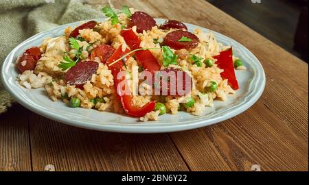 Poulet et jambalaya chorizo, recette de riz d'inspiration cajun avec saucisse espagnole épicée, poivrons doux et tomates. Banque D'Images