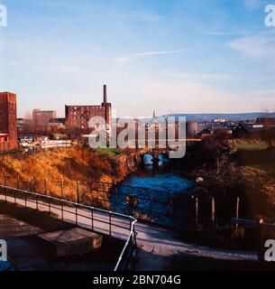 En regardant la rivière Tame et le bassin de Portland, Ashton-Under-Lyne, Lancashire, Angleterre, Royaume-Uni. Banque D'Images