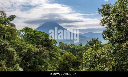 Volcan Arenal et Jungle, la Fortuna, Costa Rica Banque D'Images