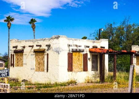 Ancien motel abandonné avec fenêtres à bord Banque D'Images