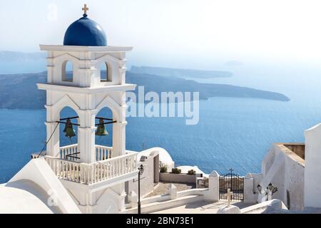 Le clocher de l'église Anastasi avec l'océan et les îles en arrière-plan, un jour ensoleillé sans nuages, Imerovigli, Santorini, Grèce Banque D'Images