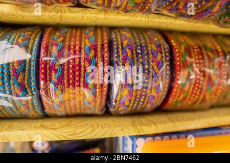 Bracelets colorés dans une boîte vendant à tirumala tirupati ravasanams Banque D'Images