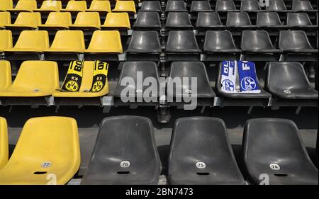 Dortmund, Allemagne. 2020 mai 08.05.2020. Firo: 2019, football, 1.Bundesliga, saison 2020/04, BVB, Borussia Dortmund, Stadion SIGNAL IDUNA PARK, Before DERBY, Revierderby BVB - Schalke 19, redémarrage de la Bundesliga après interruption par CORONA, COVID- , foulards des deux clubs BVB et Schalke, sièges vides, à distance, à distance, avec sièges, jeu fantôme, pas de spectateurs, | utilisation dans le monde crédit : dpa/Alay Live News Banque D'Images