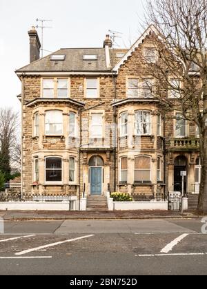 Une grande maison de ville victorienne traditionnelle construite en pierre locale à Hove, près de Brighton, au sud-est de l'Angleterre. Banque D'Images