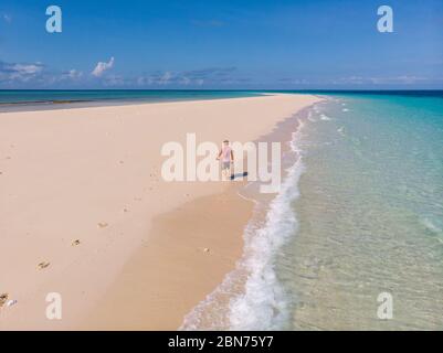 Voyageur sur Zanzibar. Plage vide sur la rive de sable blanc de la neige de l'île Nakupenda. Apparaissant quelques heures par jour. Tir de drone aérien Banque D'Images