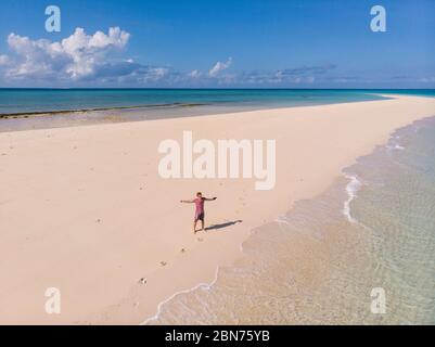 Voyageur sur Zanzibar. Plage vide sur la rive de sable blanc de la neige de l'île Nakupenda. Apparaissant quelques heures par jour. Tir de drone aérien Banque D'Images