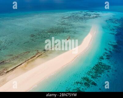 Zanzibar. Plage vide sur la rive de sable blanc de la neige de l'île Nakupenda. Apparaissant quelques heures par jour. Tir de drone aérien Banque D'Images