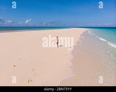 Voyageur sur Zanzibar. Plage vide sur la rive de sable blanc de la neige de l'île Nakupenda. Apparaissant quelques heures par jour. Tir de drone aérien Banque D'Images