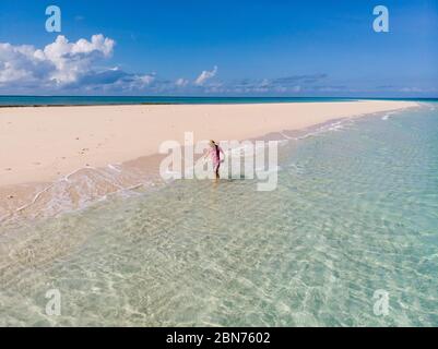 Voyageur sur Zanzibar. Plage vide sur la rive de sable blanc de la neige de l'île Nakupenda. Apparaissant quelques heures par jour. Tir de drone aérien Banque D'Images