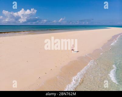 Voyageur sur Zanzibar. Plage vide sur la rive de sable blanc de la neige de l'île Nakupenda. Apparaissant quelques heures par jour. Tir de drone aérien Banque D'Images