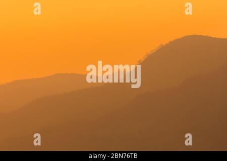 Coucher de soleil sur la rive du Zambèze pendant la saison d'essai, Zimbabwe Banque D'Images