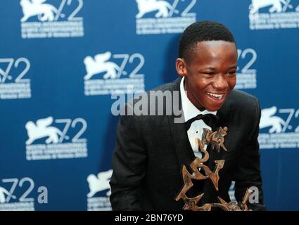 VENISE, ITALIE - SEPTEMBRE 12 : Abraham Attah lauréat du prix Marcello Mastroianni pour le film 'Bleast of No Nation' Banque D'Images