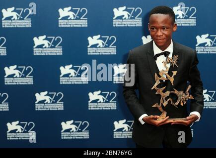 VENISE, ITALIE - SEPTEMBRE 12 : Abraham Attah lauréat du prix Marcello Mastroianni pour le film 'Bleast of No Nation' Banque D'Images