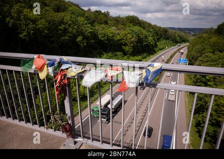 Drapeaux bouddhistes en mémoire d'un homme qui s'est suicidé en sautant de ce pont au-dessus de l'A45 Autobahn au sud de Dortmund, Rhénanie-du-Nord-Westphalie, G Banque D'Images