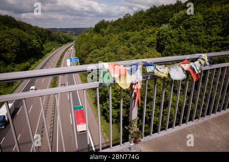 Drapeaux bouddhistes en mémoire d'un homme qui s'est suicidé en sautant de ce pont au-dessus de l'A45 Autobahn au sud de Dortmund, Rhénanie-du-Nord-Westphalie, G Banque D'Images