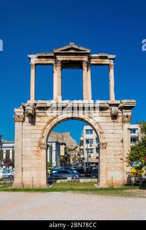 Athènes, Attique / Grèce - 2018/04/03: Arche d'Hadrien connue sous le nom de porte d'Hadrien comme porte d'entrée du temple de Zeus olympique, Olympieion, dans la ville antique Banque D'Images