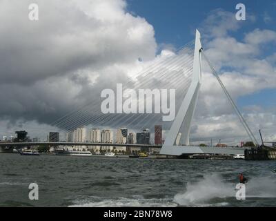 le pont erasmus au-dessus de la meuse à rotterdam et le horizon et ciel bleu avec de grands nuages de pluie dans le contexte en automne Banque D'Images