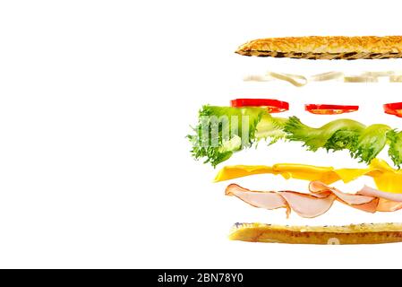 sandwich volant. Couches volantes de sandwich. Patty, jambon, fromage et légumes bien rôtis entre deux moitiés d'un. Concept de la cuisine américaine du petit déjeuner. Banque D'Images
