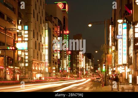 Tokyo, région de Kanto, Honshu, Japon - sentiers lumineux dans une rue du quartier de Ginza. Banque D'Images