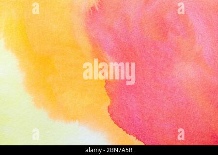 Arrière-plan abstrait d'art rouge clair et jaune. Aquarelle sur toile avec dégradé rose tendre. Fragment d'illustration sur papier avec p doré Banque D'Images