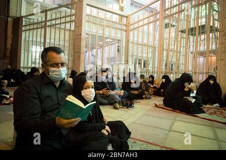 12 mai 2020, Téhéran, Iran: Les fidèles portant des masques protecteurs pour aider à prévenir la propagation du nouveau coronavirus (COVID-19) prient au Mahdieh de Téhéran à Laylat al-Qadr, ou la nuit de la destinée, pendant le Saint mois de jeûne du Ramadan, Iran. Mardi, les autorités ont autorisé la réouverture temporaire des mosquées pour une durée limitée de deux heures, tout en respectant strictement les procédures sanitaires et sociales pour prévenir la propagation de la maladie. Le peuple iranien suppose que les 19e, 21e et 23e jours du Ramadan sont probablement la nuit de Laylat al-Qadr et portent le nom de Shab-i Ihya. Banque D'Images