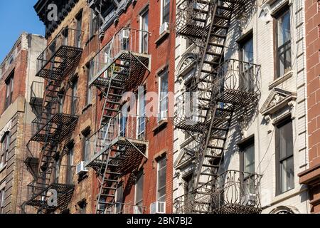 Les bâtiments avec un escalier de secours de Manhattan, NYC Banque D'Images