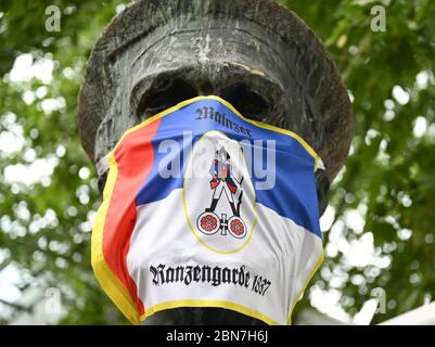 Mayence, Allemagne. 13 mai 2020. Le buste de Gutenberg devant le musée de Gutenberg est revêtu d'une porte-bouche de la Garde de maüz des sacoches. Les restaurants et les pubs de Rhénanie-Palatinat ont été autorisés à rouvrir en vertu de réglementations strictes depuis le 13 mai 2020. Crédit : Arne Dedert/dpa/Alay Live News Banque D'Images